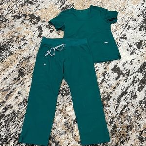 Figs Scrub Set - Used Condition - Large Top and Large Petite Bottoms - Green